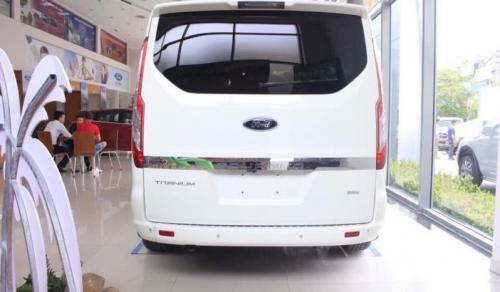 ford-tourneo-mau-trang-moi-2